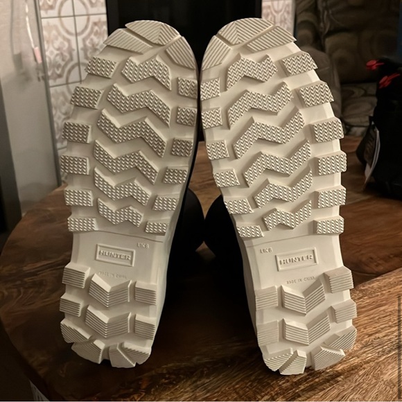 NWOT Black & White Hunter City Explorer Short Boots
Size 10 - Picture 5 of 6